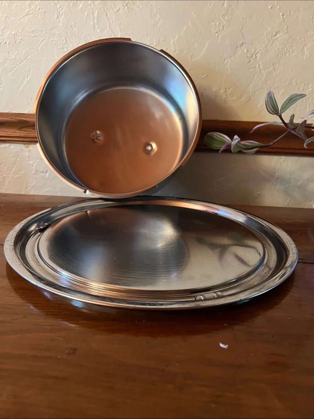 Circa 1960s Locking Chrome Metal Cake Saver